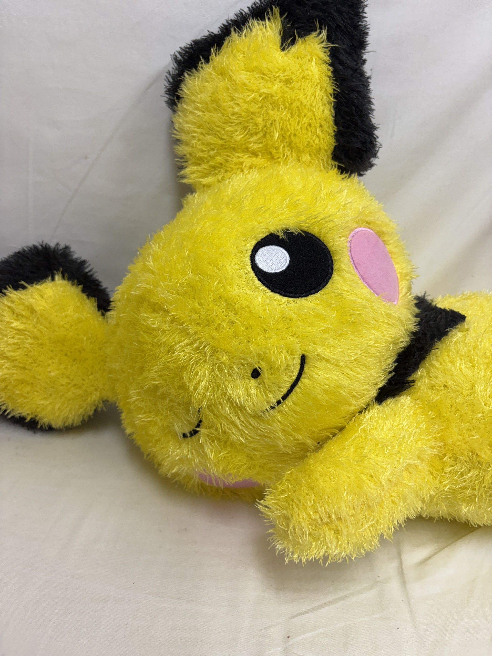 ユーザー投稿のぬいぐるみ写真(ポケモン・ピチュー・くつろぎタイム・めちゃもふぐっと・プライズ): 寝そべってくつろぐピチュー。くつろぎタイムのぬいぐるみです