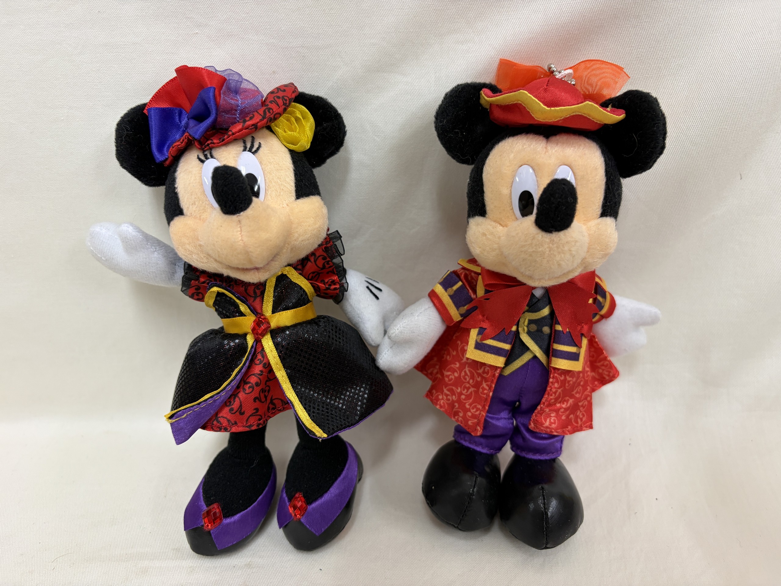ユーザー投稿のぬいぐるみ写真(ディズニー・ミッキー・ミニー・ぬいぐるみバッジ): おそろいの衣装のミッキーとミニー。ぬいぐるみバッジです