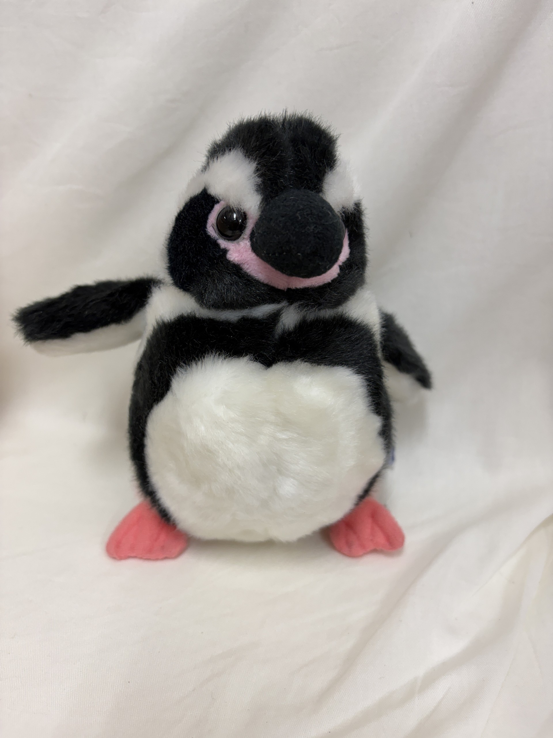 ユーザー投稿のぬいぐるみ写真(ペンギン): ピンクの足がかわいいペンギン。ふわふわです